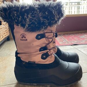 Like new Kamik snow boots big kid size 7